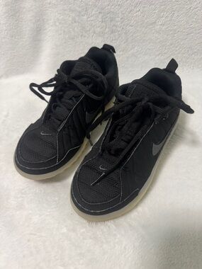 Nike Kids Black Low-Top Sneakers with Gum Sole